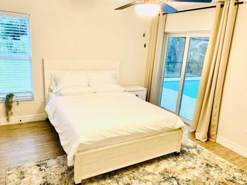 Ένα ή περισσότερα κρεβάτια σε δωμάτιο στο Tropical getaway w heated pool near Mineral Springs, garage included