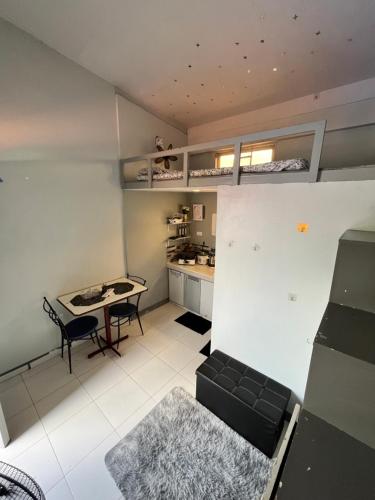 una sala de estar con un sofá y una mesa en JC Unit #7, en Urdaneta