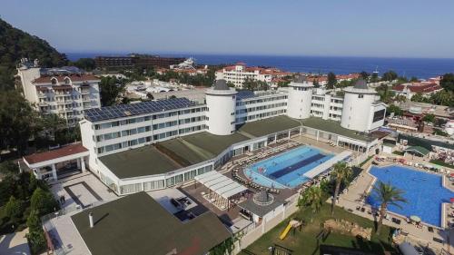 eine Luftansicht auf ein großes Gebäude mit einem Pool in der Unterkunft Jura Hotels Kemer Resort in Kemer