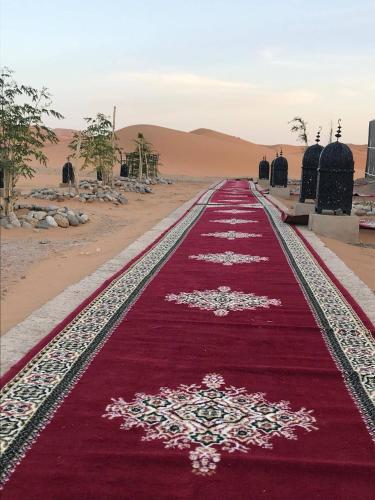 a red carpet in the middle of the desert at Bivouac Le Ciel Bleu in Erfoud