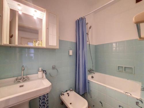 une salle de bain avec un lavabo, des toilettes et une baignoire dans l'établissement Nestor&Jeeves - ROXANE - Central - Very close sea, à Nice