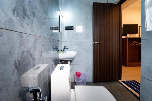ein Bad mit einem Waschbecken und einem WC in der Unterkunft Sapphire Hotel Apartments & Business Suites in Kakkanad