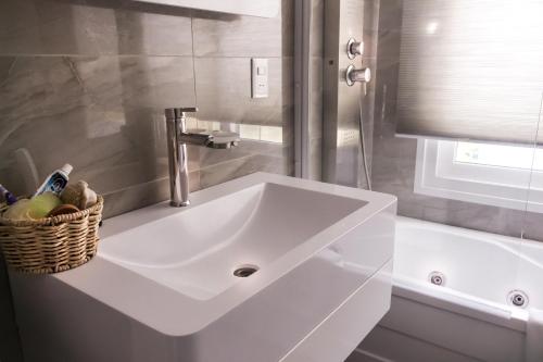 Koupelna v ubytování Azure Beach