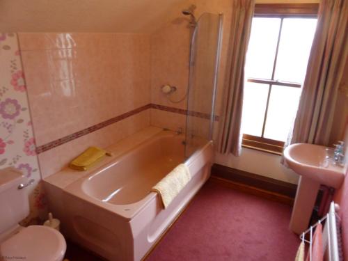 Bilik mandi di Canary Cottage