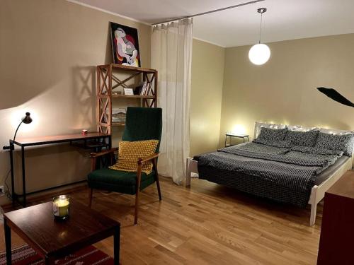 Postel nebo postele na pokoji v ubytování Cozy apartment in hipster area