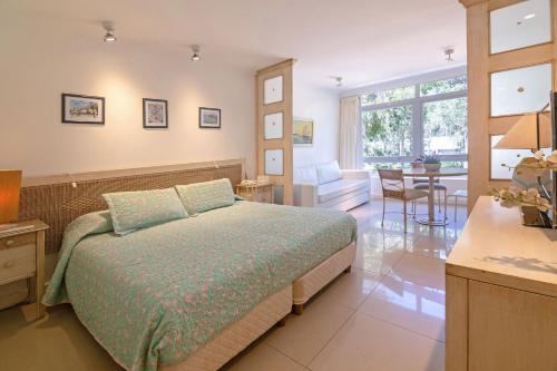 a bedroom with a bed and a living room at Oceana Suites en Green Park, playa Solanas in Punta del Este