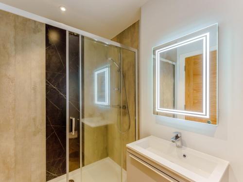 a bathroom with a shower and a sink and a mirror at 2 Bed in Brockenhurst 78728 in Brockenhurst