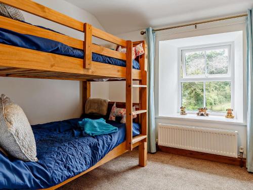 Leedstownにある2 Bed in Hayle 79991のベッドルーム1室(二段ベッド2台、窓付)が備わります。