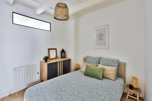um quarto com uma cama e um sofá em Appartement Eglise Notre-Dame-des-Calades em Villefranche-sur-Saône