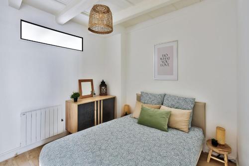une chambre avec un lit et un canapé dans l'établissement Appartements centre ville Villefranche-Sur-Saone, à Villefranche-sur-Saône