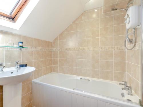 W łazience znajduje się wanna i umywalka. w obiekcie 3 bed property in Exeter 82586 w mieście Clyst Saint Mary