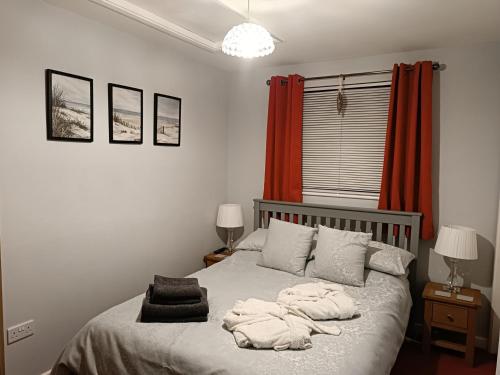 sypialnia z łóżkiem z ręcznikami w obiekcie 1 bed in Cinderford 82884 w mieście Cinderford