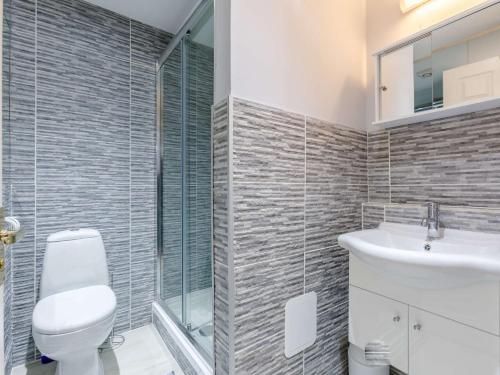 łazienka z toaletą i umywalką w obiekcie 1 bed in Cinderford 82884 w mieście Cinderford