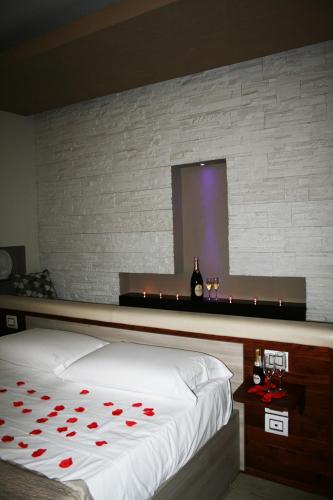 una camera da letto con un letto con cuori rossi sopra di Angel's Paradise a Mariglianella