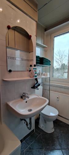 a bathroom with a sink and a toilet at Komfortables und sauberes Zimmer in Leipzig