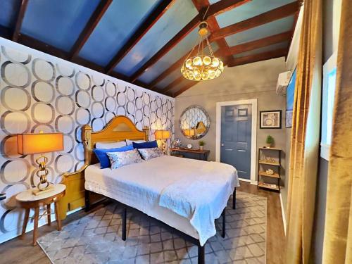 Ένα ή περισσότερα κρεβάτια σε δωμάτιο στο The Q Loft Galveston