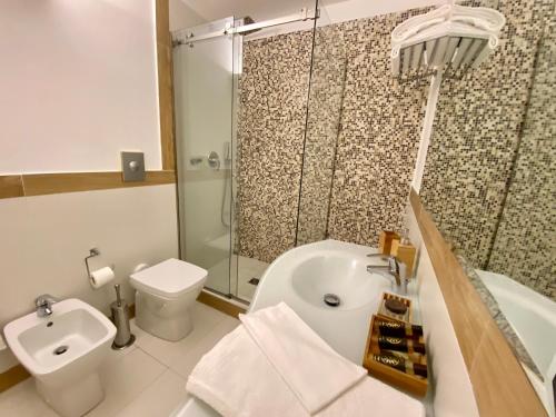 La salle de bains est pourvue d'une douche, de toilettes et d'un lavabo. dans l'établissement Palazzo Mele Residence, à Naples