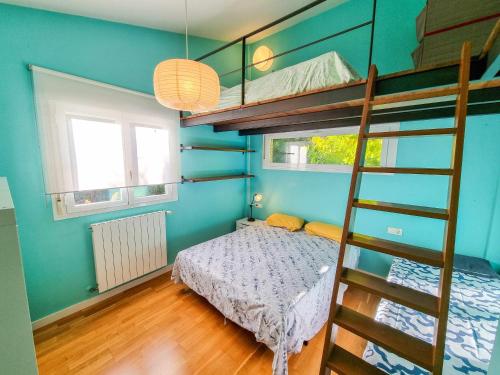 1 dormitorio con litera y 2 ventanas en Villa Guara Golf y Pool ComoTuCasa en Nueno