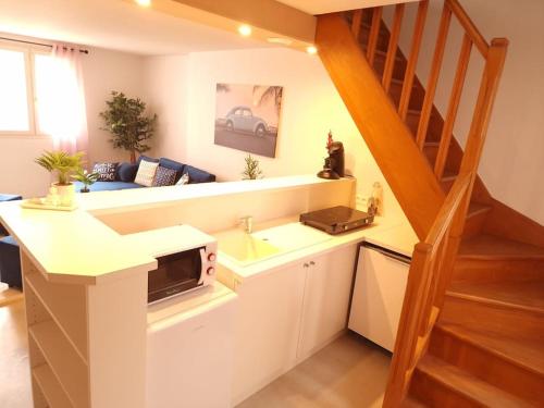 eine Küche mit einem Waschbecken und eine Treppe in einem Zimmer in der Unterkunft App 4 - T3 Calme et Spacieux Hyper Centre 5 min gare in Évreux