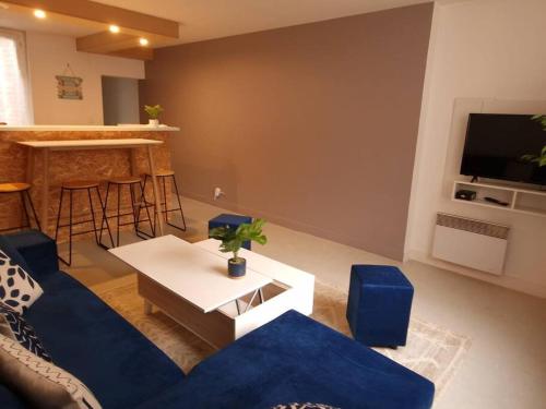sala de estar con sofá azul y mesa en App 4 - T3 Calme et Spacieux Hyper Centre 5 min gare en Évreux