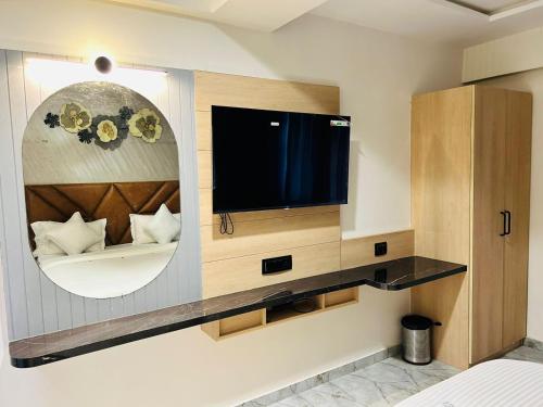 TV a/nebo společenská místnost v ubytování Hotel Marigold Naroda