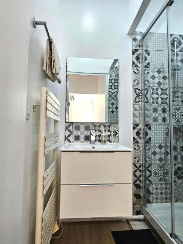 une salle de bain avec un lavabo et un miroir dans l'établissement #3 Maison à 4 minutes du métro et proche de Paris, à Bagnolet