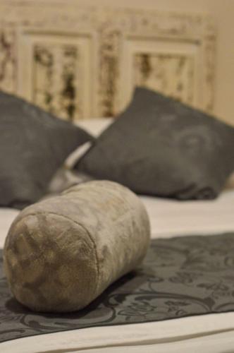 a close up of two beds with pillows at CASA HOTEL LAS HORTENSIAS in Jardin