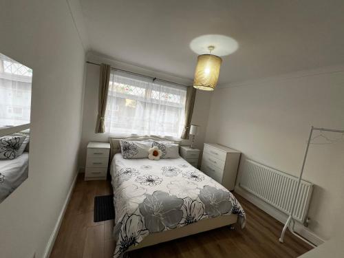Habitación pequeña con cama y ventana en Springfield House- Near Newcastle Centre, Hospital and Keele University!, en Stoke on Trent