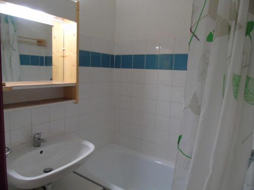 een badkamer met een wastafel, een toilet en een bad bij Appartement Valfréjus, 4 pièces, 8 personnes - FR-1-561-45 in Valfréjus