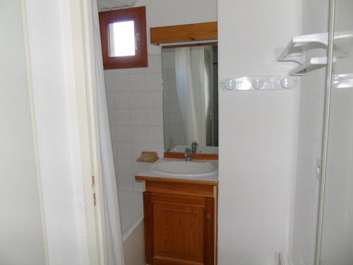 une salle de bain avec un lavabo et un miroir dans l'établissement Appartement cosy 2 P+Cabine pour 6, proche pistes et commerces, vue Parc Vanoise - FR-1-561-48, à Valfréjus