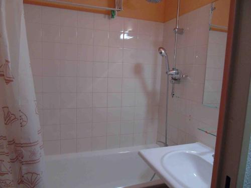 une salle de bain avec une douche, une baignoire et un lavabo dans l'établissement Charmant studio à Valfréjus, proche télécabine, commerces, balcon, 4 pers, animaux admis. - FR-1-561-10, à Valfréjus