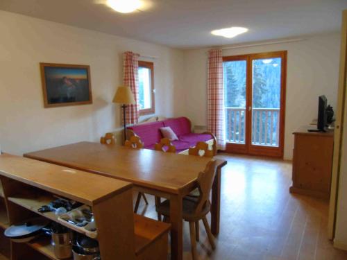 un salon avec une table et un canapé dans l'établissement Valfréjus : Appartement familial 8 pers, 3 pièces, animaux admis - FR-1-561-55, à Valfréjus