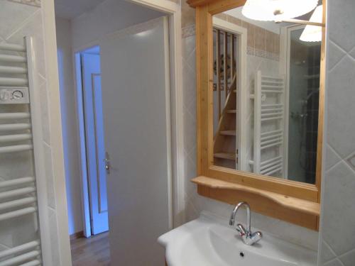 une salle de bain avec un lavabo et un miroir dans l'établissement Appartement spacieux 4 pièces avec mezzanine, 200m des remontées mécaniques, WIFI inclus - FR-1-561-30, à Valfréjus