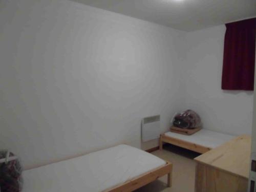 a white room with two benches and a table at Appartement Valfréjus, 2 pièces, 4 personnes - FR-1-561-32 in Valfréjus