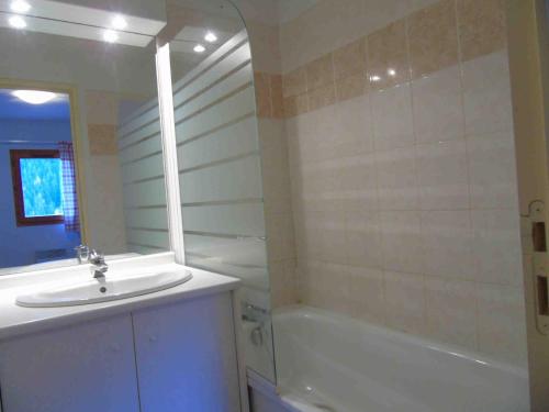 y baño con lavabo y bañera. en Appartement Valfréjus, 3 pièces, 8 personnes - FR-1-561-55, en Valfréjus