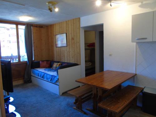 une petite pièce avec un lit et une table dans l'établissement Appartement cosy 3 pièces pour 6 pers. à Valfréjus, proche télécabine et commerces, avec balcon - FR-1-561-65, à Modane