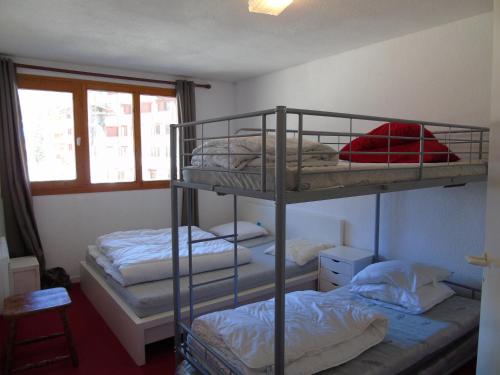 Ce dortoir comprend 2 lits superposés. dans l'établissement Appartement cosy 3 pièces pour 6 pers. à Valfréjus, proche télécabine et commerces, avec balcon - FR-1-561-65, à Modane