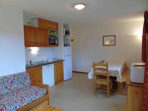 une petite cuisine avec une table et une salle à manger dans l'établissement Appartement 3 pièces 8 personnes avec balcon à 100m des remontées mécaniques - FR-1-561-25, à Valfréjus