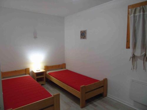 - une chambre avec 2 lits et une lumière sur le mur dans l'établissement Appartement 3P Confort, 200m Télésiège, Equipé, 6 pers, Valfréjus - FR-1-561-80, à Valfréjus