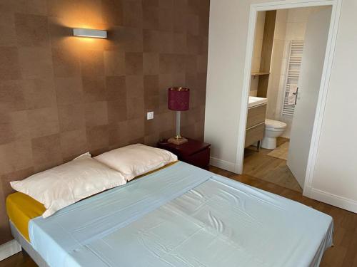 - une chambre avec un lit et une lampe sur une table dans l'établissement Appartement Aix-les-Bains, 2 pièces, 2 personnes - FR-1-617-44, à Aix-les-Bains