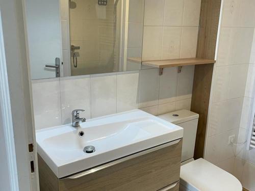 łazienka z białą umywalką i toaletą w obiekcie Appartement Aix-les-Bains, 2 pièces, 2 personnes - FR-1-617-44 w Aix-les-Bains