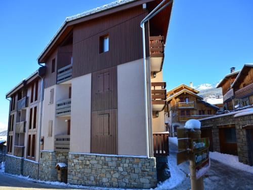 - un bâtiment avec deux portes en bois sur le côté dans l'établissement Appartement Charmant pour 5 Pers. à Montchavin, 2 Balcons, Proche Pistes, Parking Gratuit - FR-1-329-81, à La Plagne Tarentaise