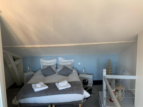 - une chambre avec un lit et des serviettes dans l'établissement La loge des Salinières, à Bordeaux