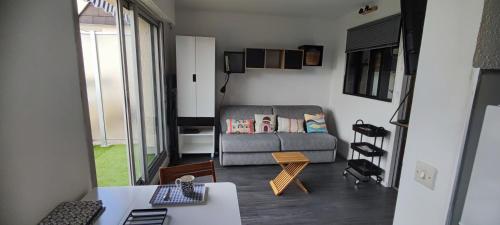 un salon avec un canapé et une table dans l'établissement Studio Les Corsaires, à Berck-sur-Mer