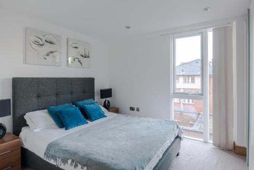 ロンドンにあるThe King's Residence - St Pancras - by Frankie Saysのベッドルーム1室(青い枕のベッド1台、窓付)