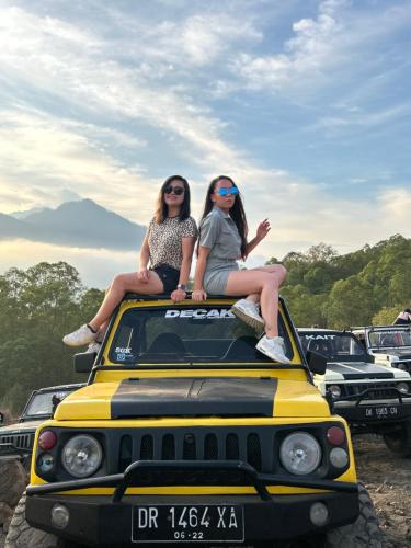 two women sitting on the top of a jeep at Batur volcano sunrise jeep in Kubupenlokan