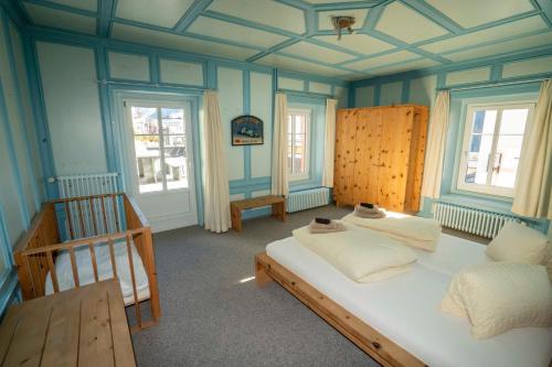 シュクオルにあるVilla Hartenfels 1のベッドルーム1室(ベッド2台、窓2つ付)