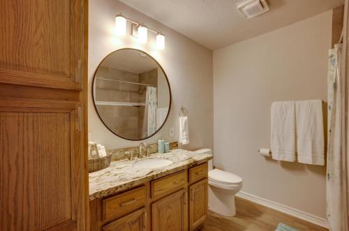een badkamer met een wastafel, een spiegel en een toilet bij Huntsville Home with Boat Dock on Trinity River! in Riverside