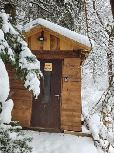 Srub na svahu sjezdovky v Radvanicích durante el invierno