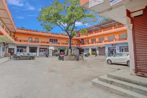 un parcheggio con auto parcheggiate di fronte a un edificio di OYO Flagship 81389 Hotel Siddhi Vinayak a Motīhāri
